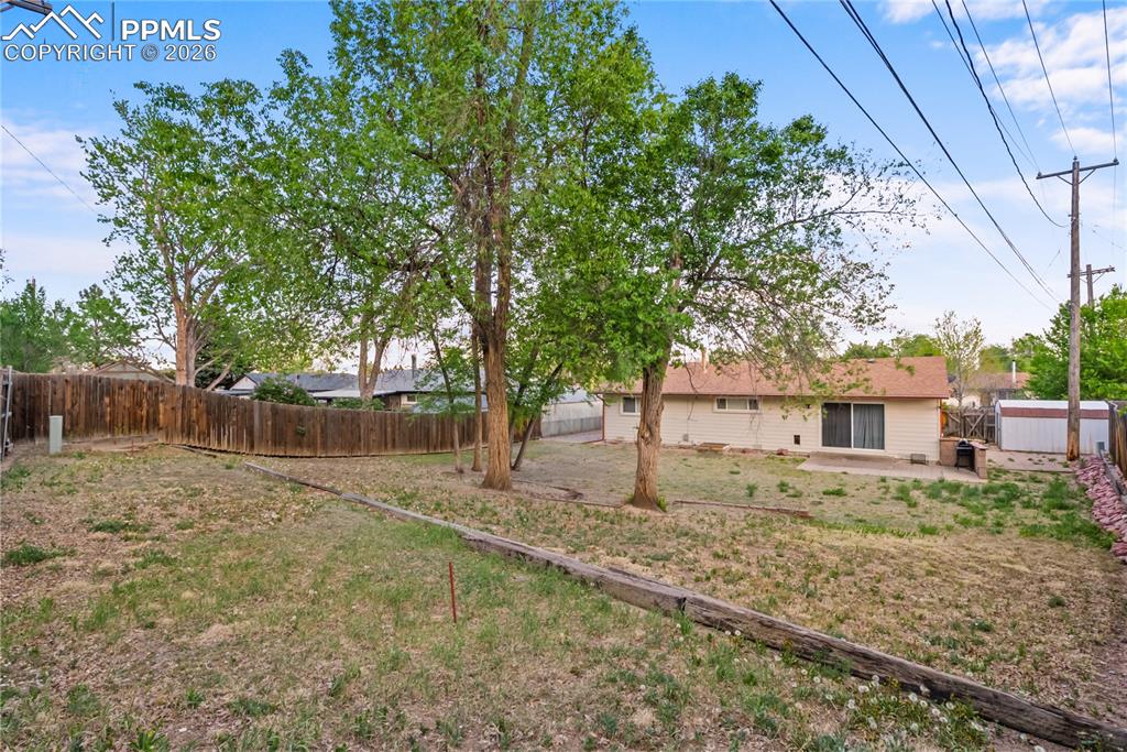 Image 26 of 32: Yard