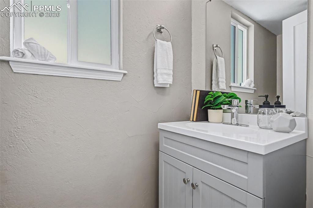 Image 14 of 35: Bathroom