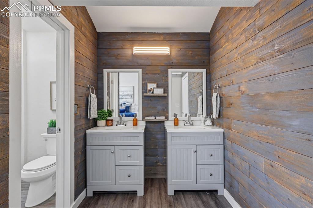 Image 18 of 35: Bathroom