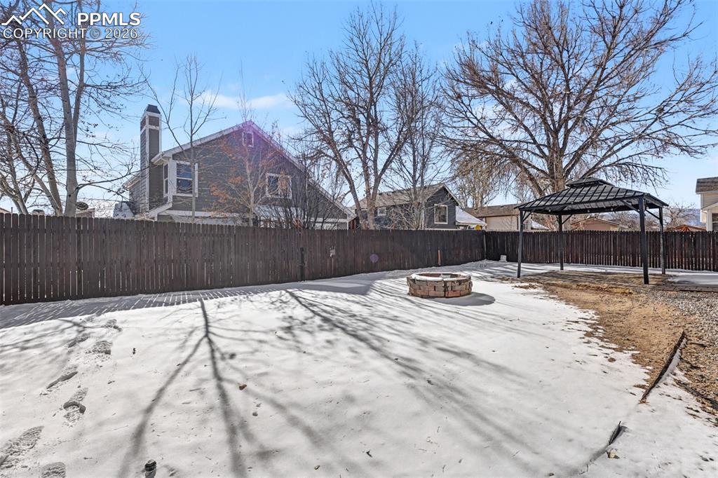 Image 33 of 35: Yard