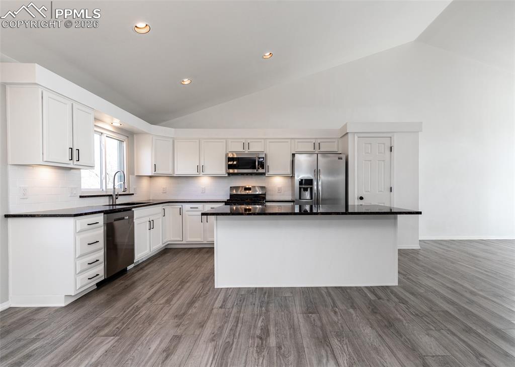 Image 13 of 50: Kitchen