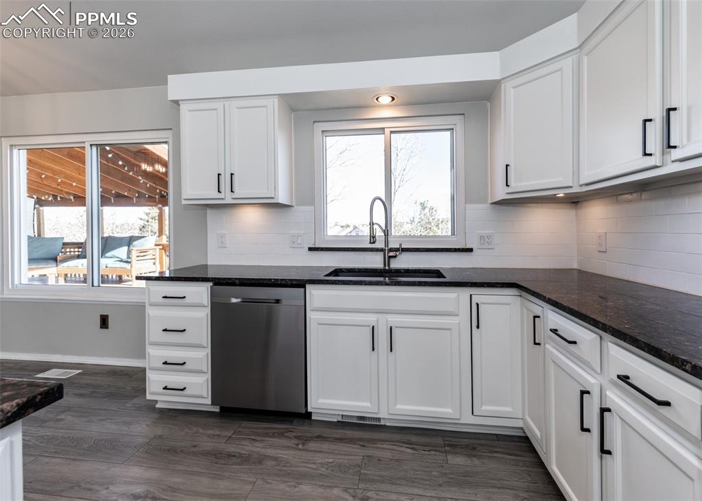 Image 15 of 50: Kitchen