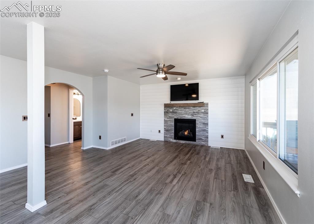 Image 17 of 50: Living Room