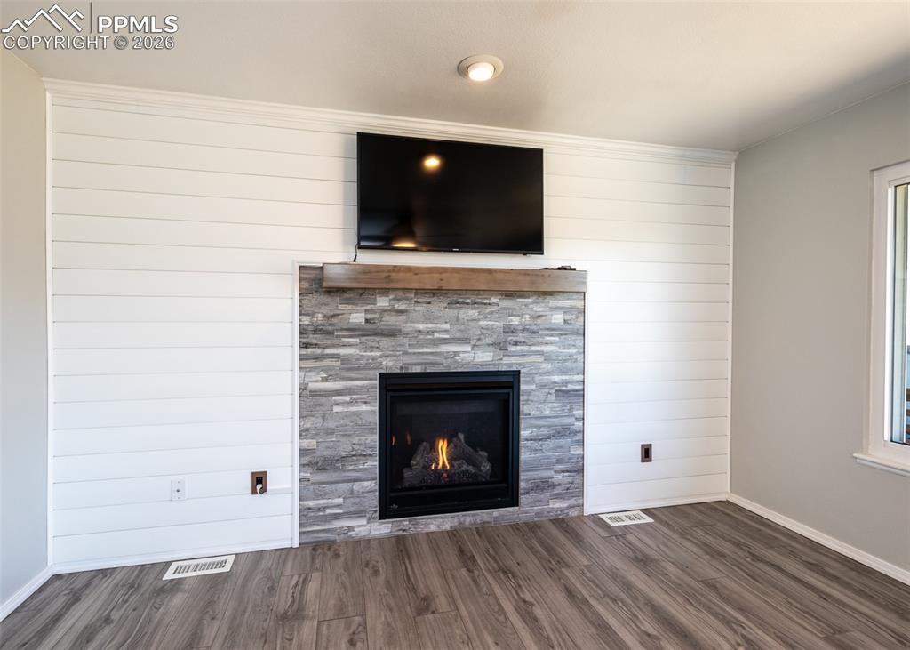 Image 18 of 50: Living Room