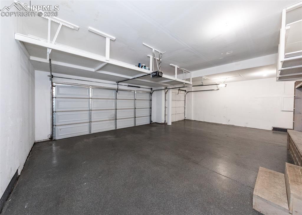 Image 22 of 50: Garage