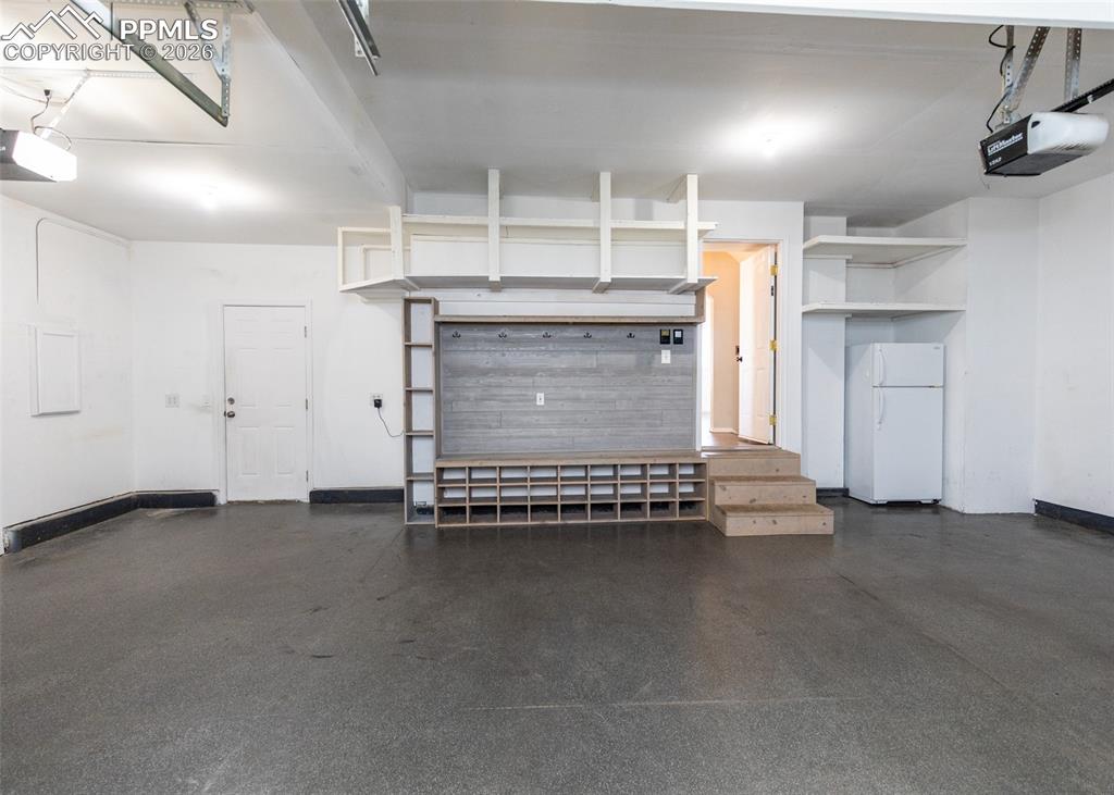 Image 23 of 50: Garage