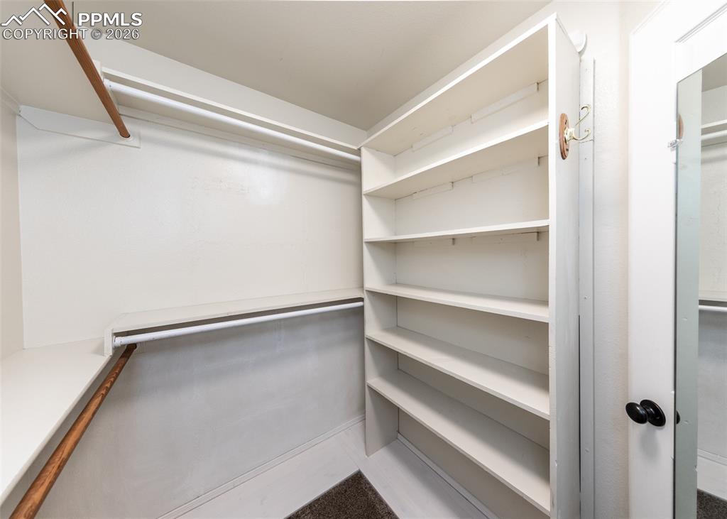 Image 27 of 50: Closet