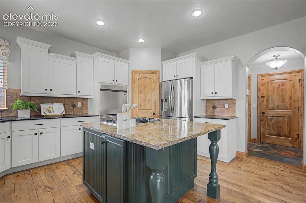 Image 14 of 49: Kitchen