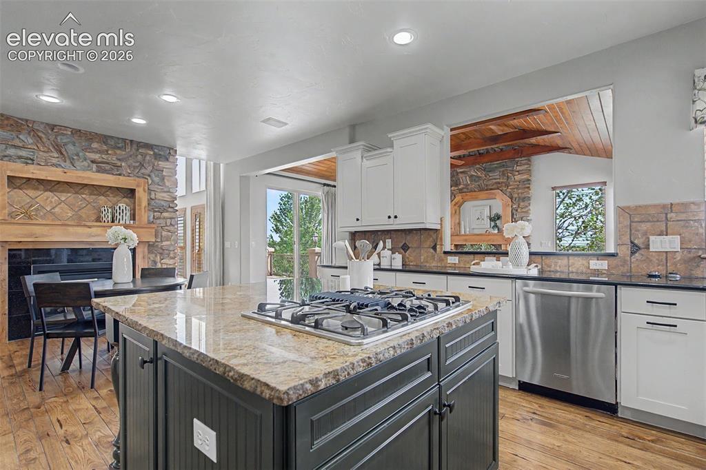 Image 16 of 49: Kitchen