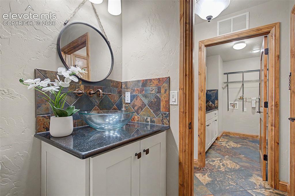 Image 19 of 49: Bathroom