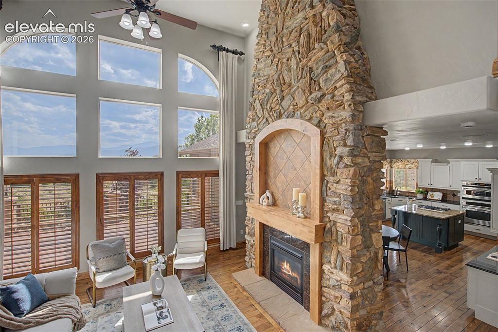 Image 7 of 49: Great Room