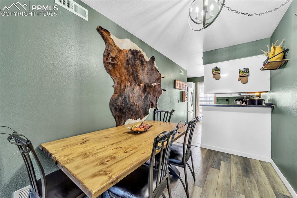 Image 10 of 26: Dining Area