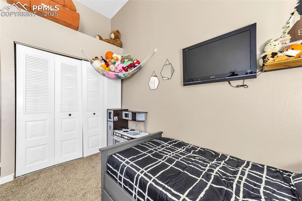 Image 19 of 26: Bedroom