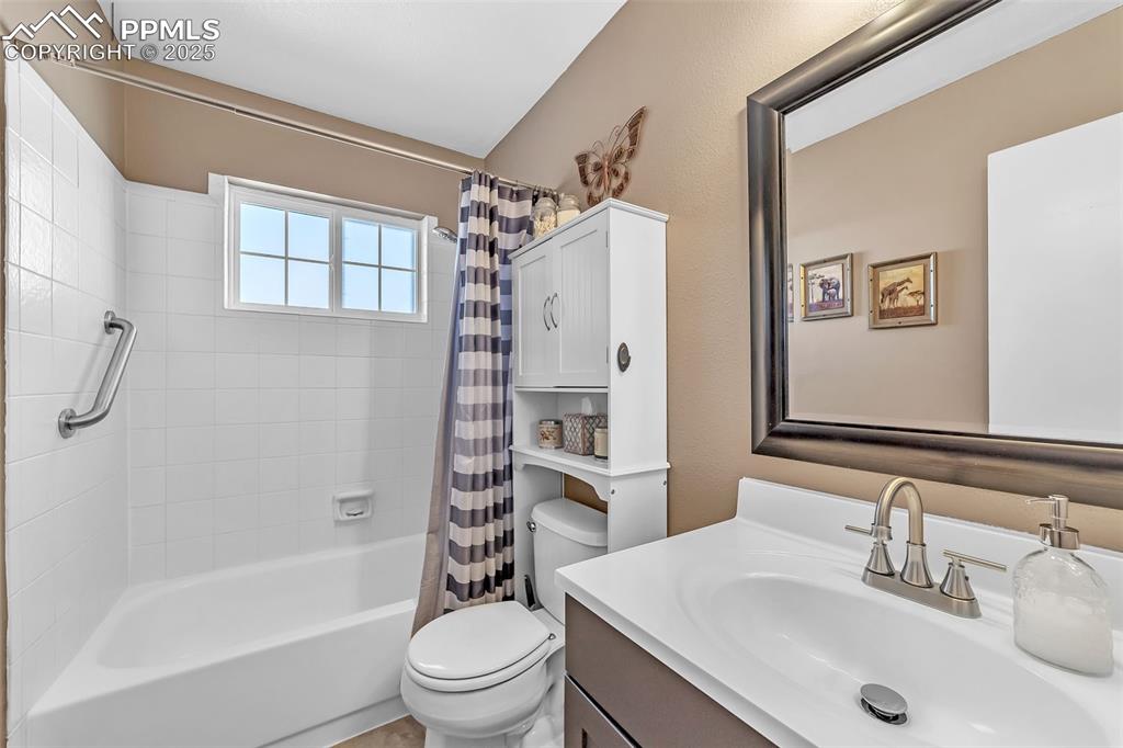 Image 20 of 26: Bathroom