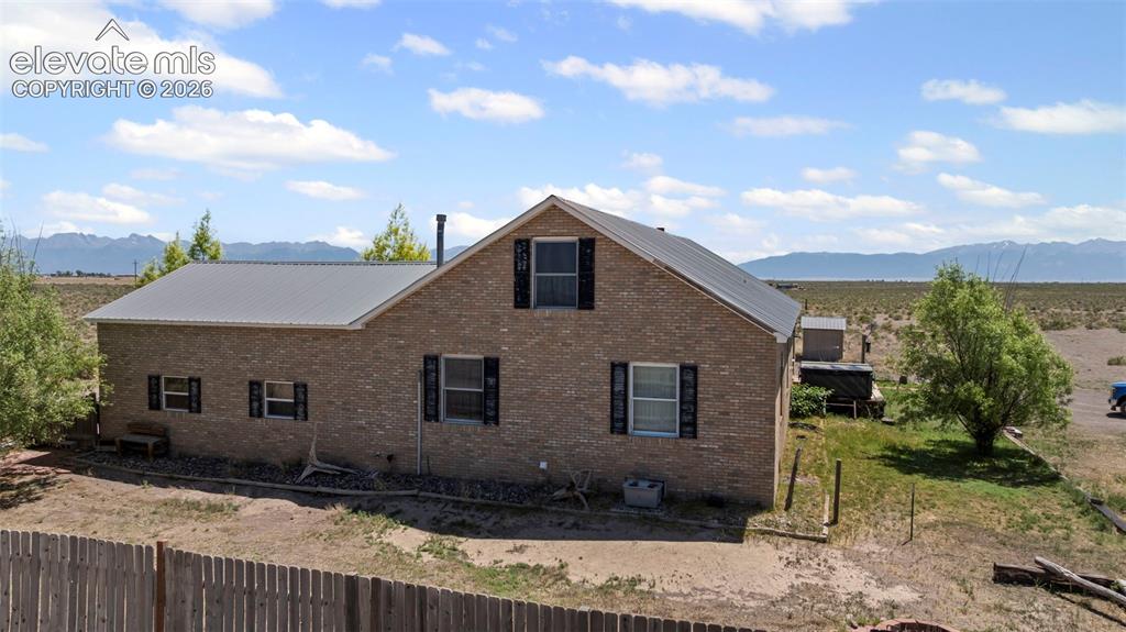 Image 9 of 45: Side of Structure