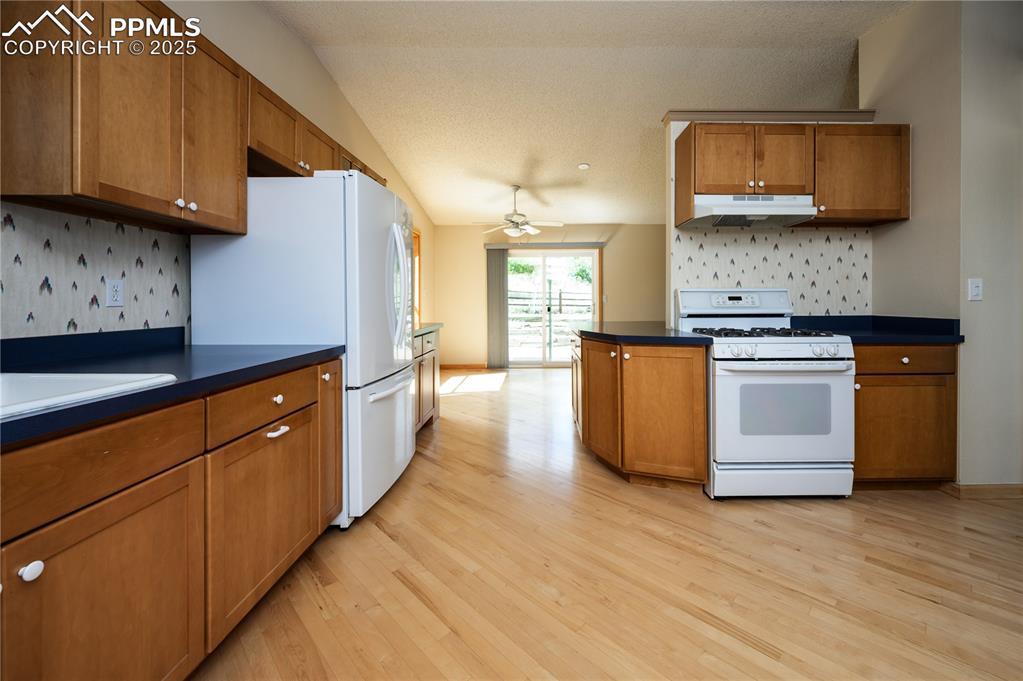 Image 10 of 34: Kitche 