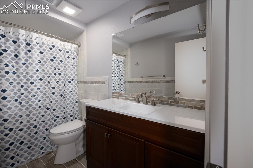 Image 17 of 34: Bathroom Main Level