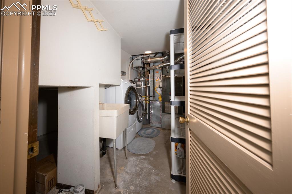 Image 24 of 34: Laundry room - washer/dryer included