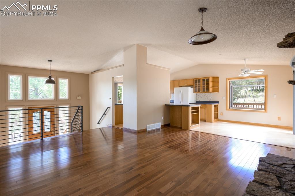 Image 7 of 34: Living area