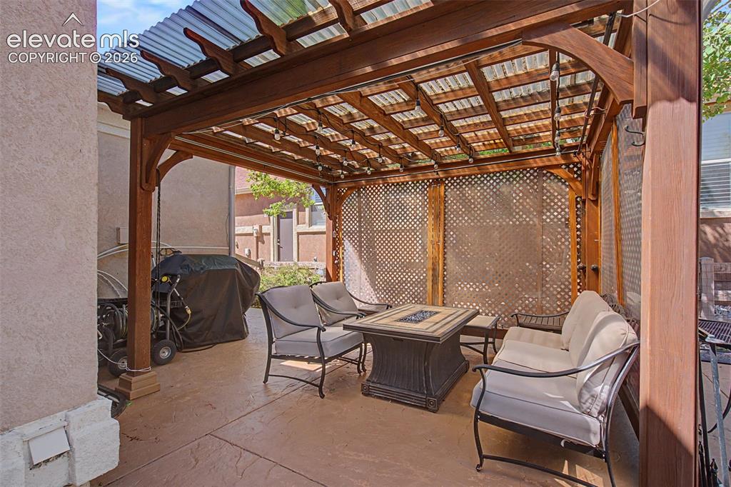 Image 36 of 39: Lovely included gazebo - fabulous outdoor space