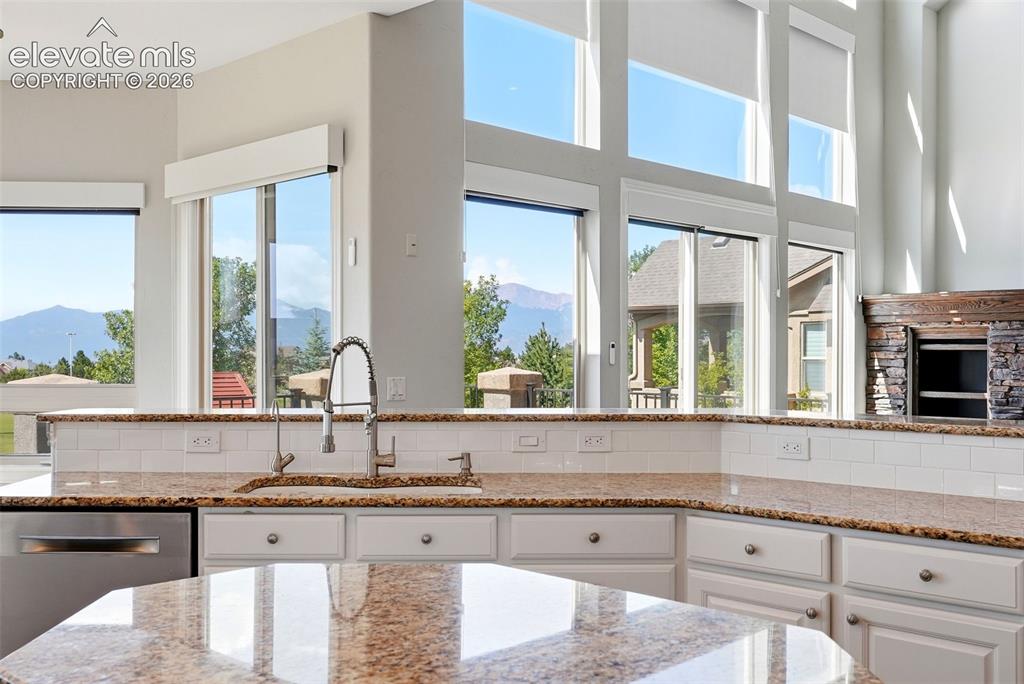 Image 11 of 50: Kitchen