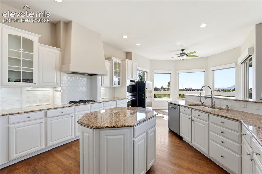 Image 14 of 50: Kitchen