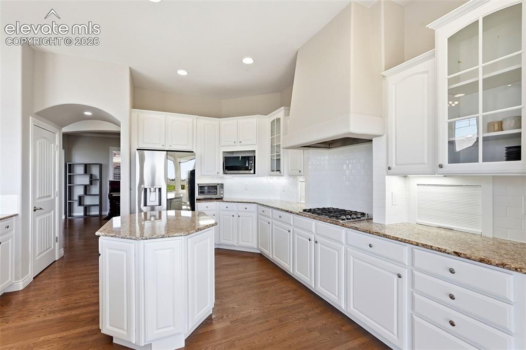 Image 16 of 50: Kitchen
