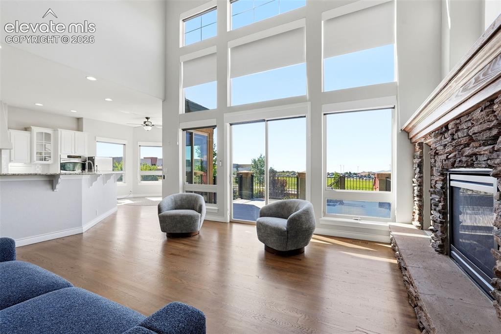 Image 8 of 50: Living Room