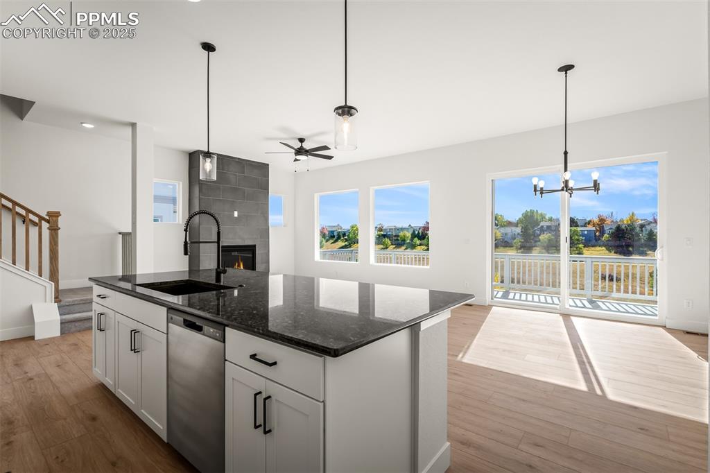 Image 11 of 40: Kitchen