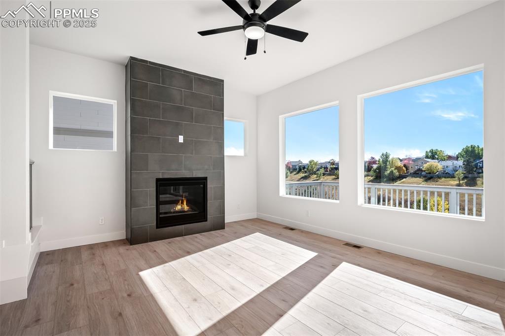 Image 15 of 40: Living Room