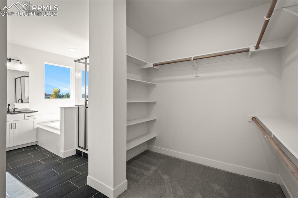 Image 25 of 40: Closet