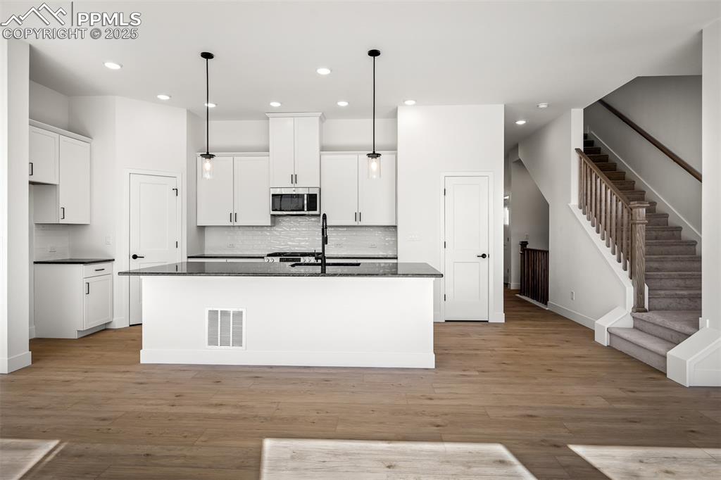 Image 3 of 40: Kitchen