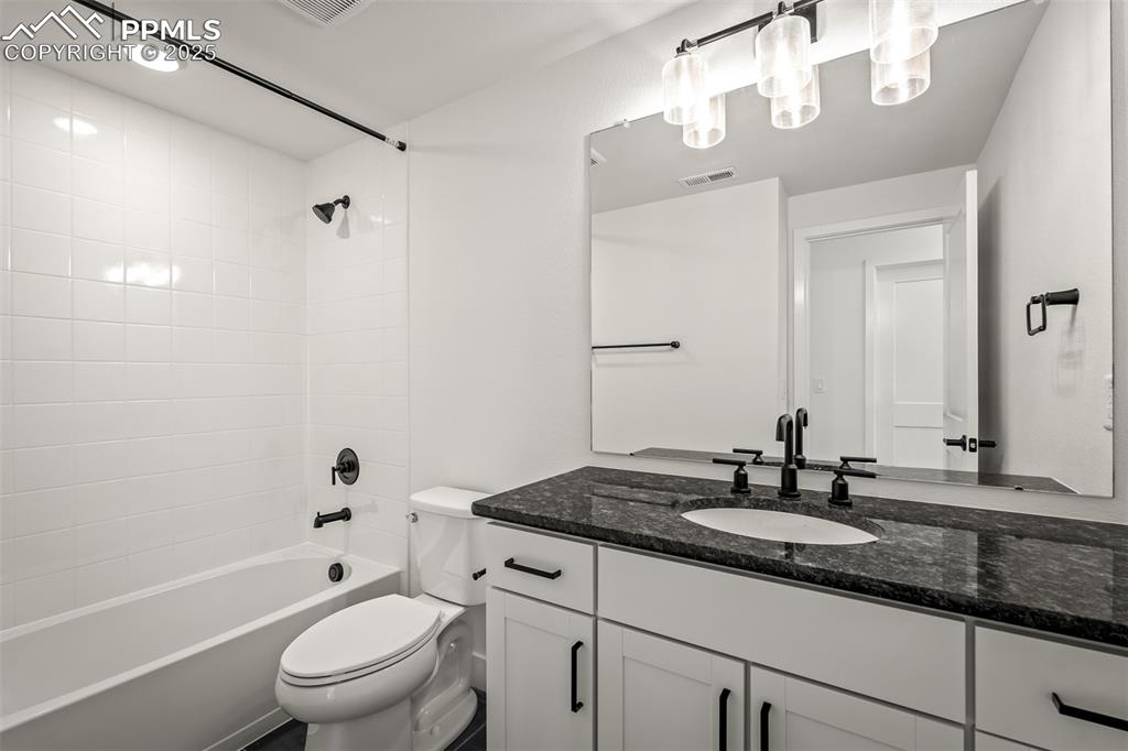 Image 34 of 40: Bathroom