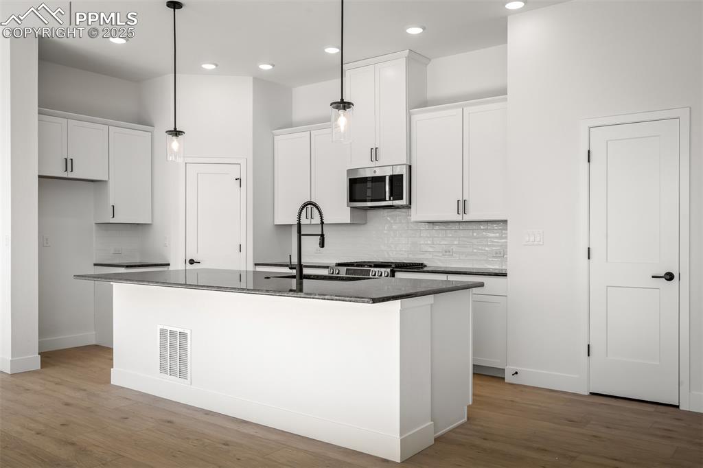 Image 5 of 40: Kitchen