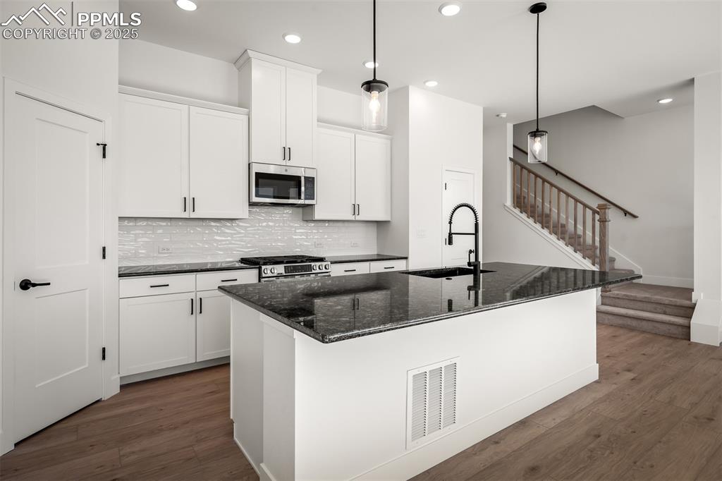 Image 6 of 40: Kitchen