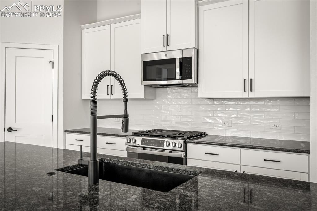 Image 7 of 40: Kitchen