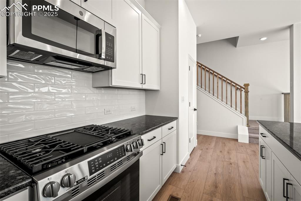 Image 8 of 40: Kitchen