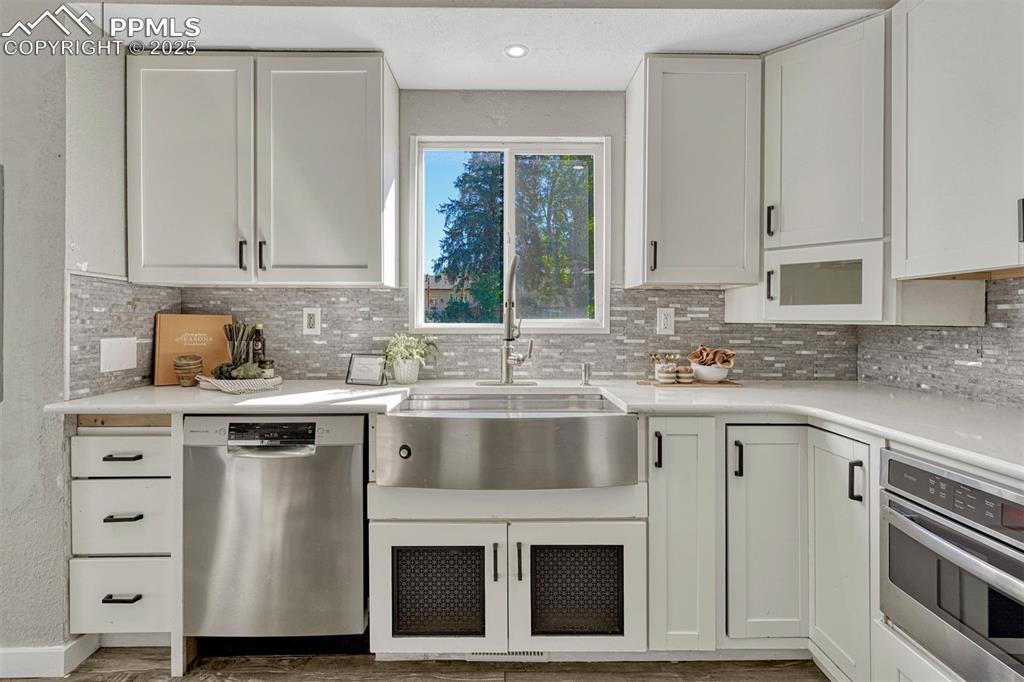 Image 10 of 46: Kitchen