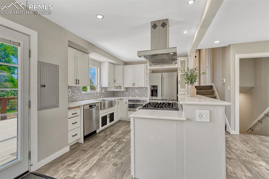 Image 11 of 46: Kitchen