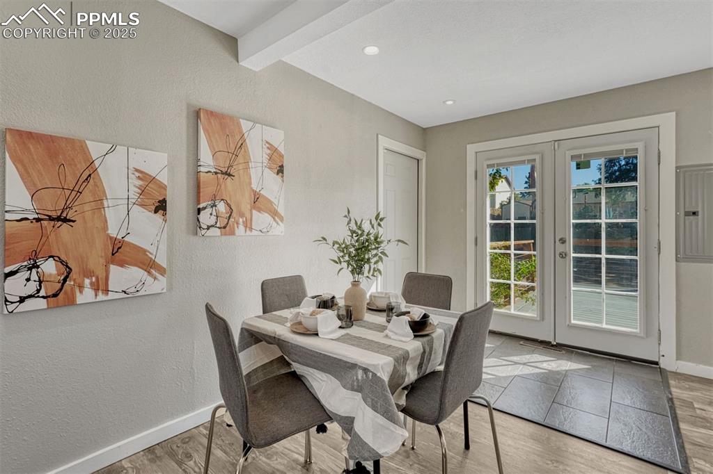 Image 16 of 46: Dining Area