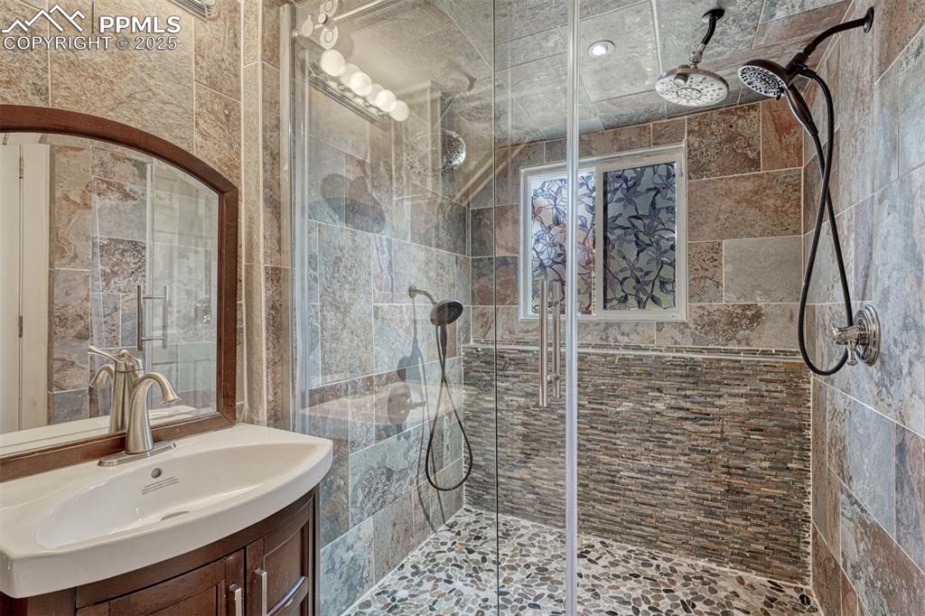 Image 23 of 46: Bathroom