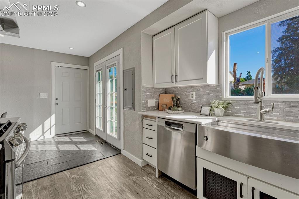 Image 25 of 46: Kitchen