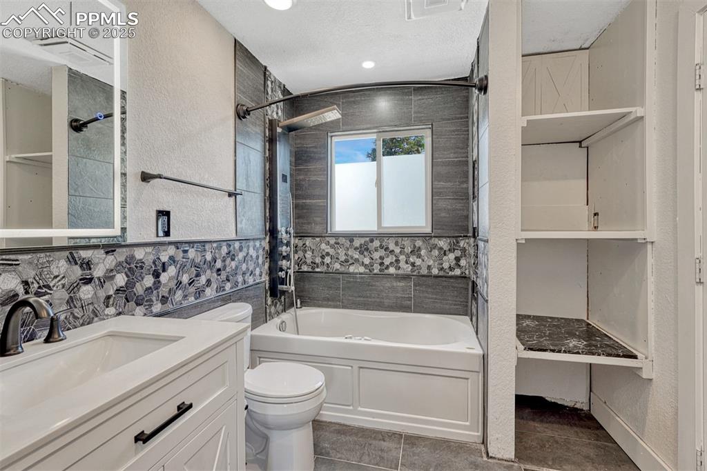 Image 28 of 46: Bathroom