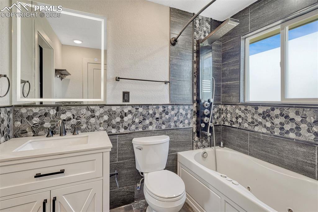 Image 29 of 46: Bathroom