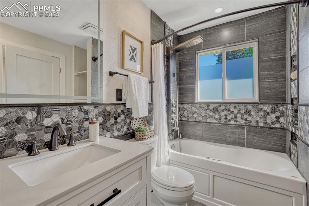 Image 32 of 46: Bathroom