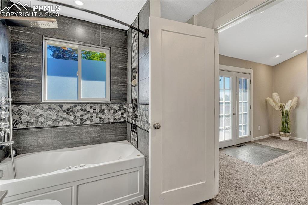 Image 34 of 46: Bathroom