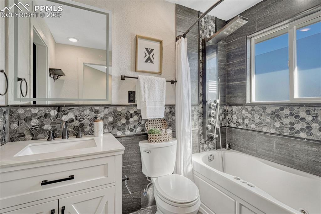 Image 36 of 46: Bathroom