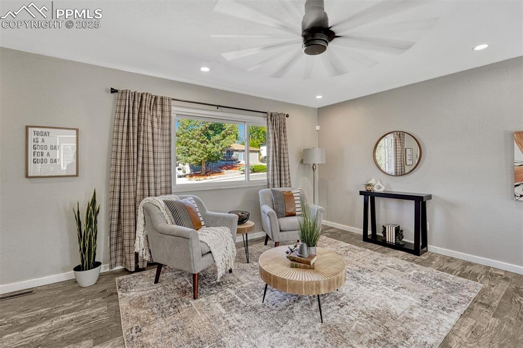 Image 7 of 46: Sitting Room