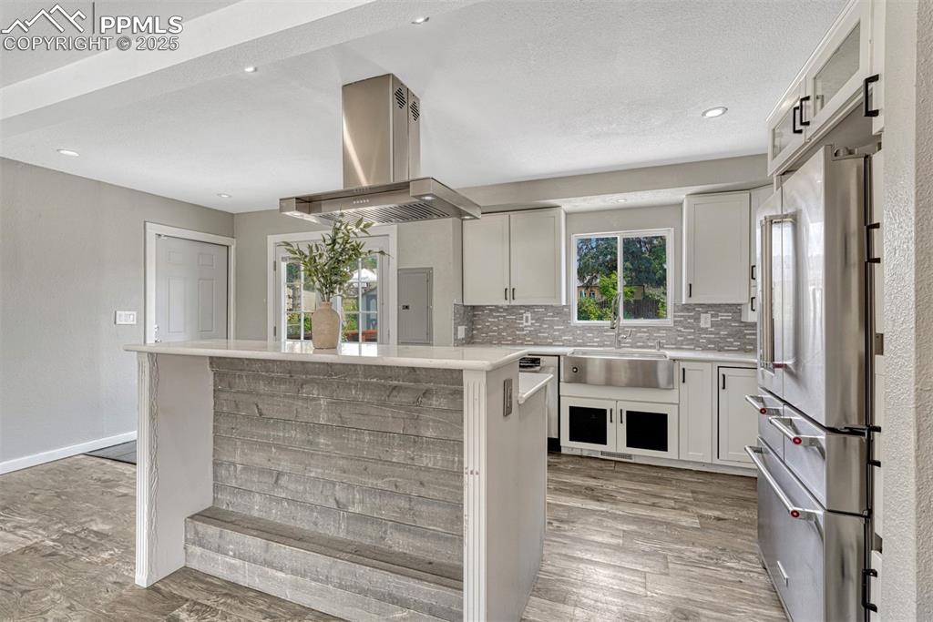 Image 9 of 46: Kitchen