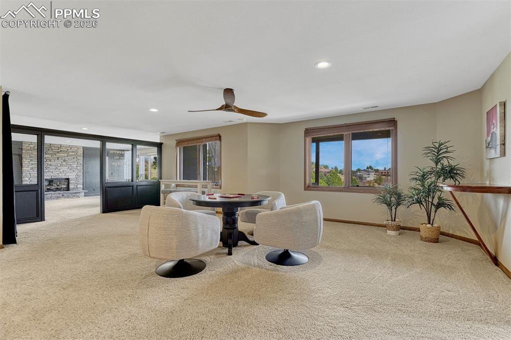 Image 11 of 50: Dining Area